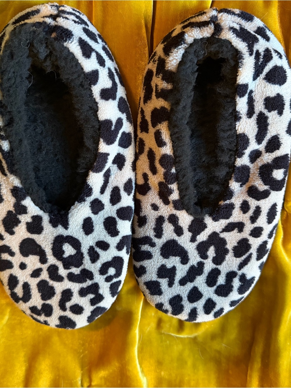 Isaac Mizrahi Black and White Leopard Print Women's Slippers